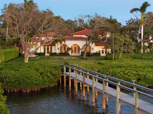 Exterior, Lake