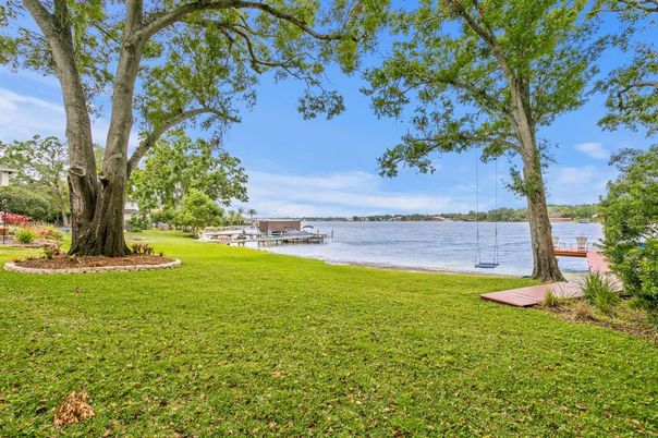 Exterior, Lake