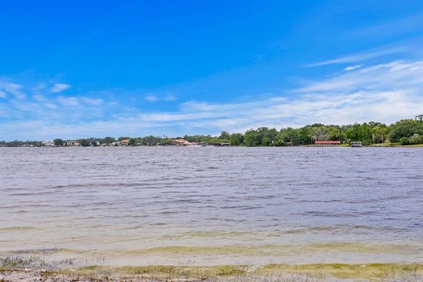 Exterior, Lake