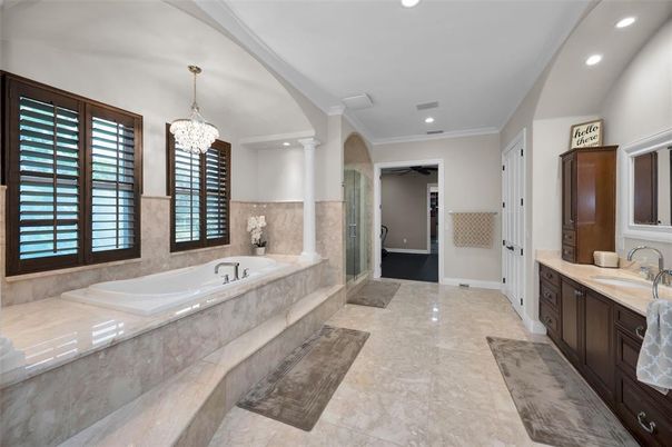 Bathroom, Dual Sink Vanities, Interior, Recessed Lighting