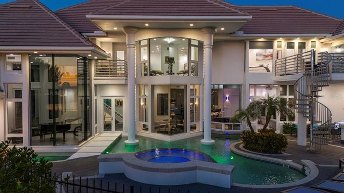 Exterior, Facade, Pool, Modern