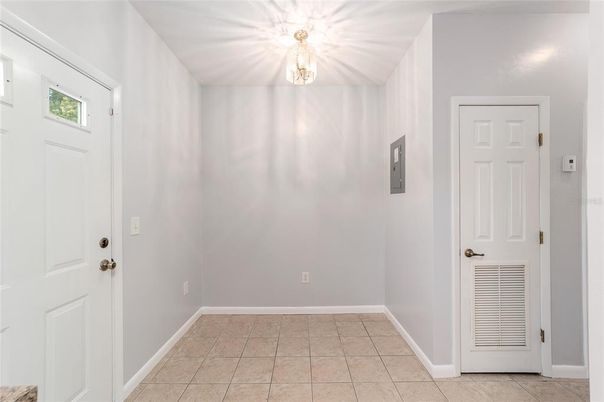 Empty room, Interior