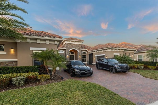Attached, Exterior, Facade, Mediterranean