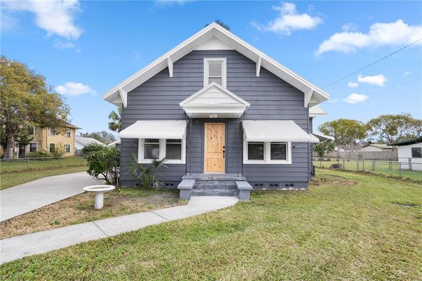 Exterior, Facade, American Craftsman