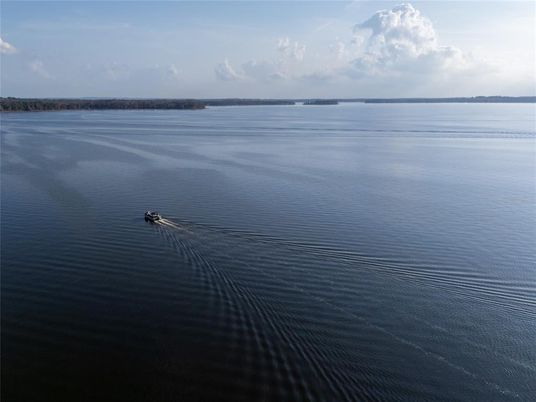 Exterior, Lake
