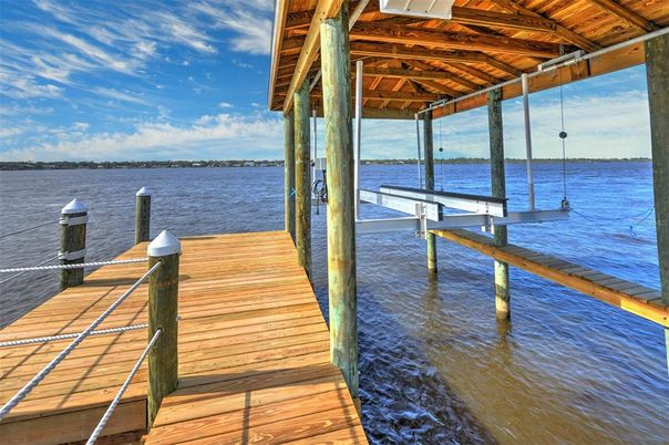 Exterior, Lake