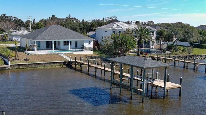 Exterior, Lake