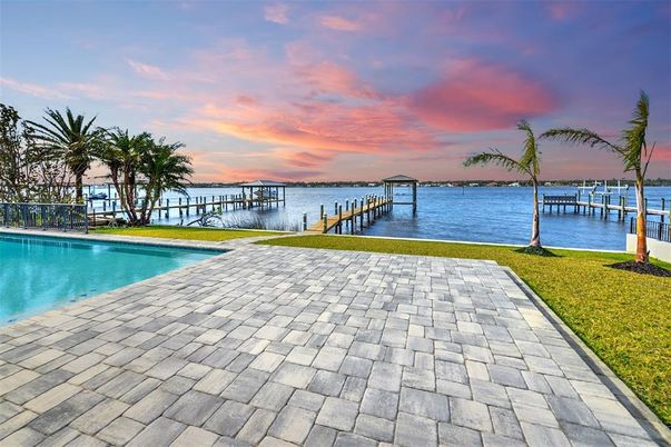 Exterior, Lake