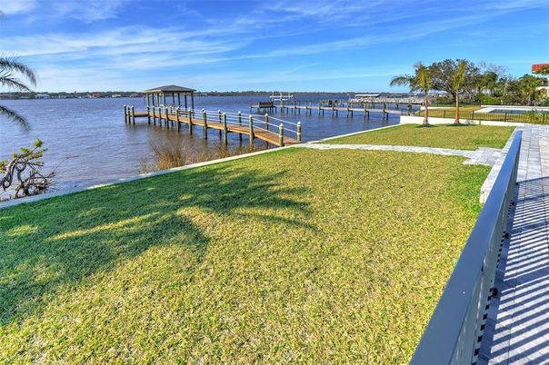 Exterior, Lake