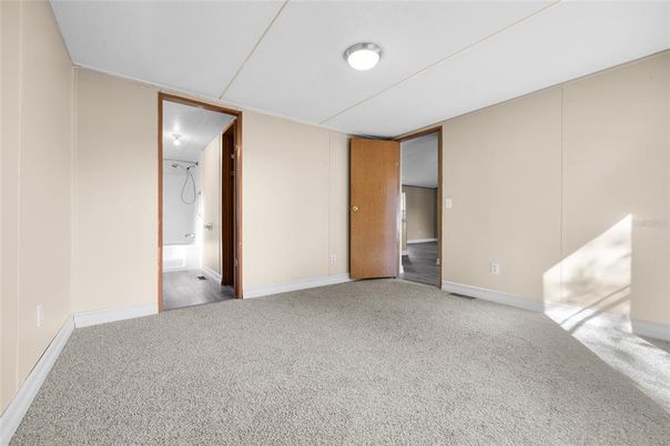 Empty room, Interior