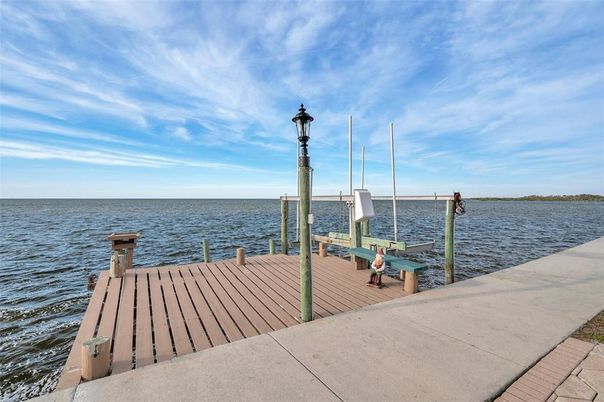 Exterior, Lake