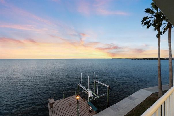 Exterior, Lake