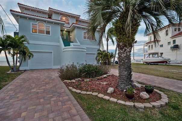 Attached, Exterior, Facade, Mediterranean