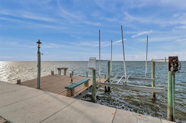 Exterior, Lake