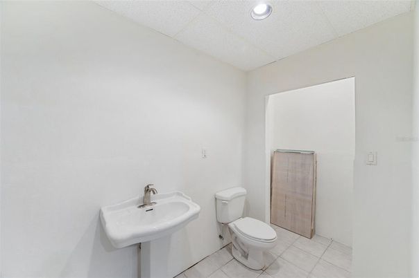 Bathroom, Interior, Recessed Lighting
