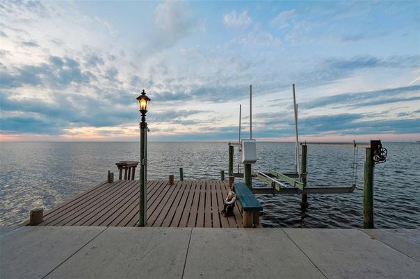 Exterior, Lake