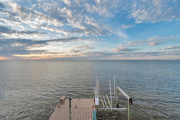Exterior, Lake