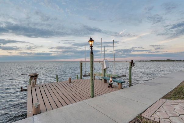 Exterior, Lake