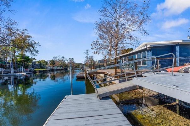 Exterior, Lake