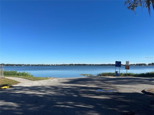 Exterior, Lake