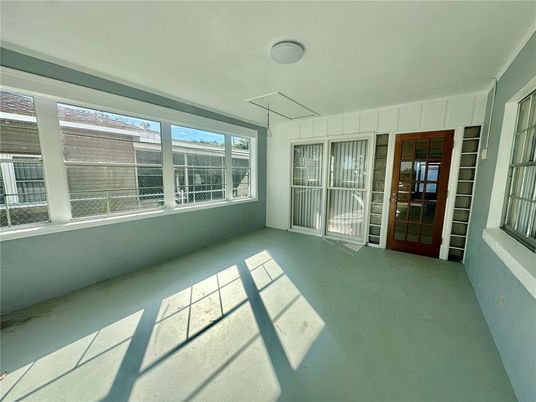 Empty room, Interior
