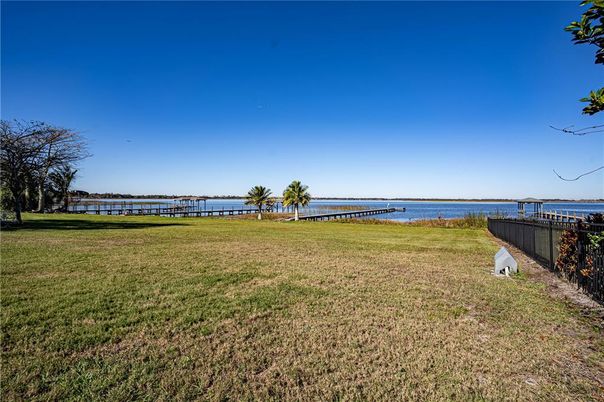 Exterior, Lake