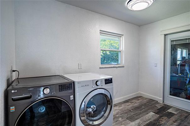Interior, Washer, Wood Texture Flooring