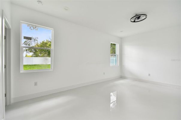 Empty room, Interior