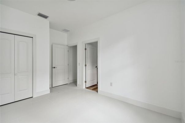 Empty room, Interior