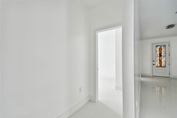 Empty room, Interior