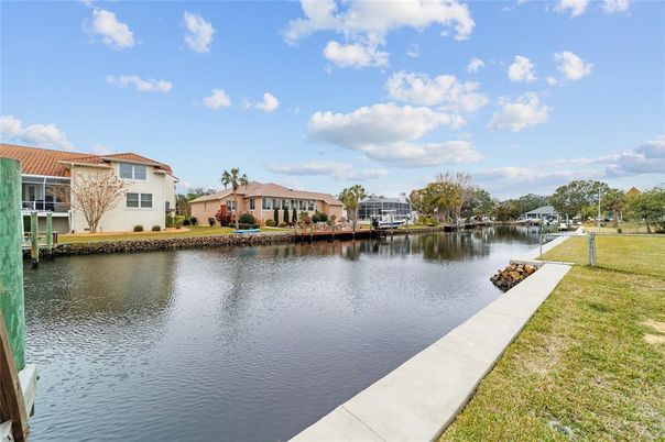 Exterior, Lake