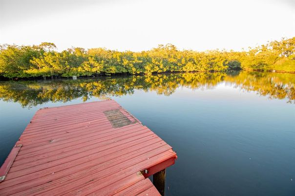 Exterior, Lake