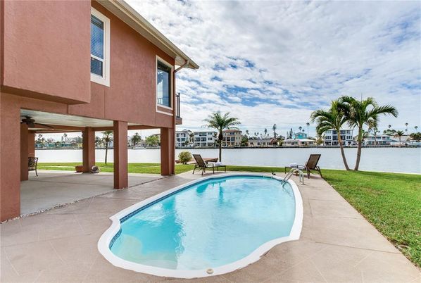 Exterior, Pool, Water
