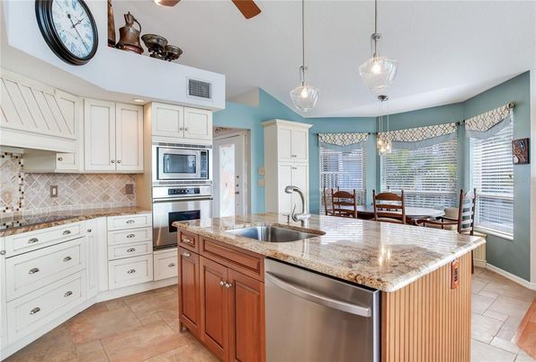 Dining room, Interior, Kitchen, Pendant Lights, Stainless Steel Appliances