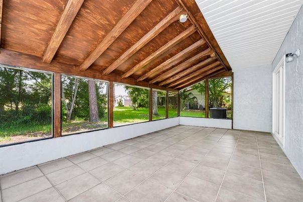 Empty room, Interior, Wooden Beams, Wooden Ceilings