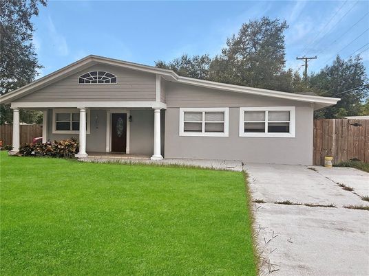 Exterior, Facade, Ranch