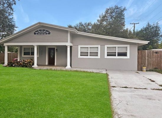 Exterior, Facade, Ranch