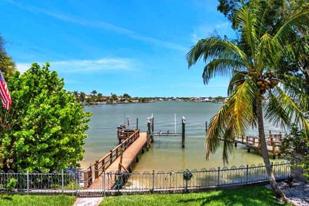 Exterior, Lake