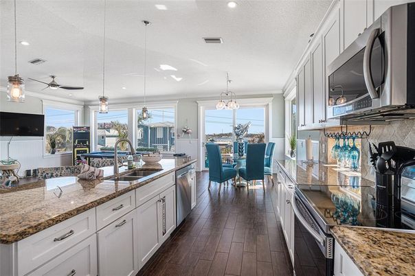 Dining room, Interior, Kitchen, Pendant Lights, Recessed Lighting, Wood Texture Flooring