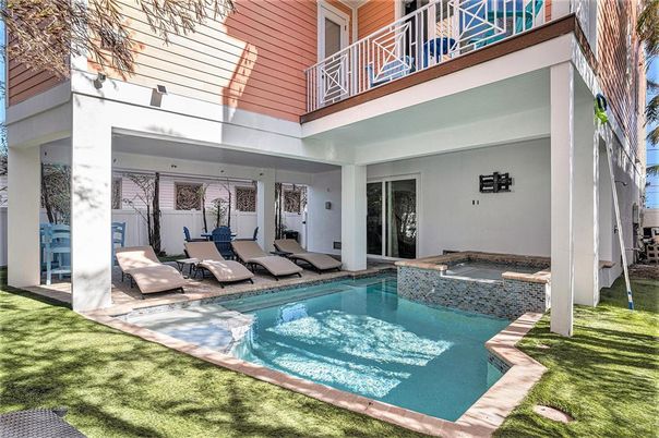 Exterior, Pool