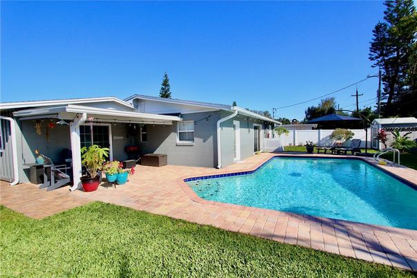 Exterior, Pool