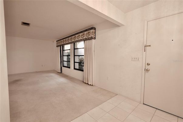 Empty room, Interior