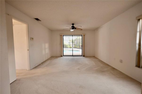 Empty room, Interior