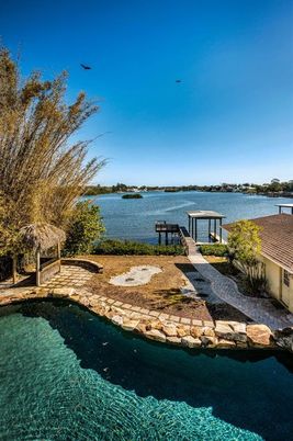 Exterior, Lake