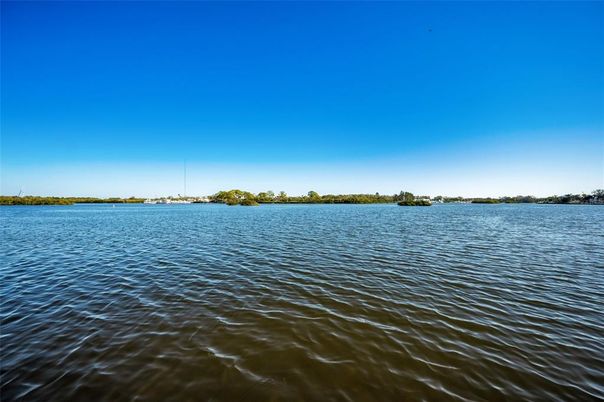 Exterior, Lake