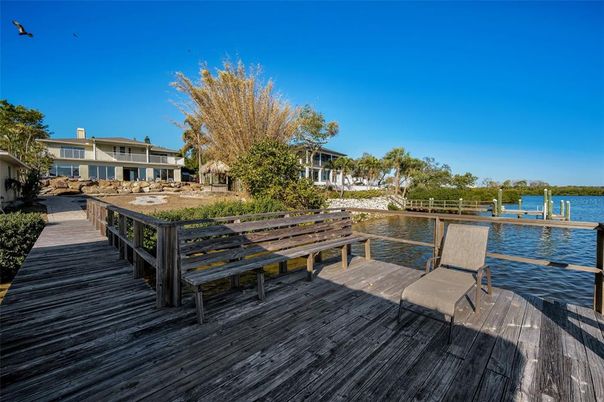 Exterior, Lake