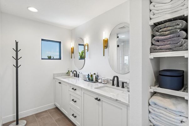 Bathroom, Dual Sink Vanities, Interior, Recessed Lighting