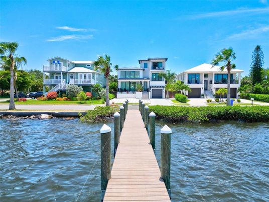 Exterior, Lake