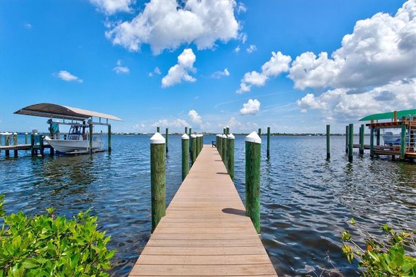Exterior, Lake