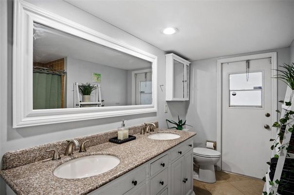 Bathroom, Dual Sink Vanities, Interior, Recessed Lighting